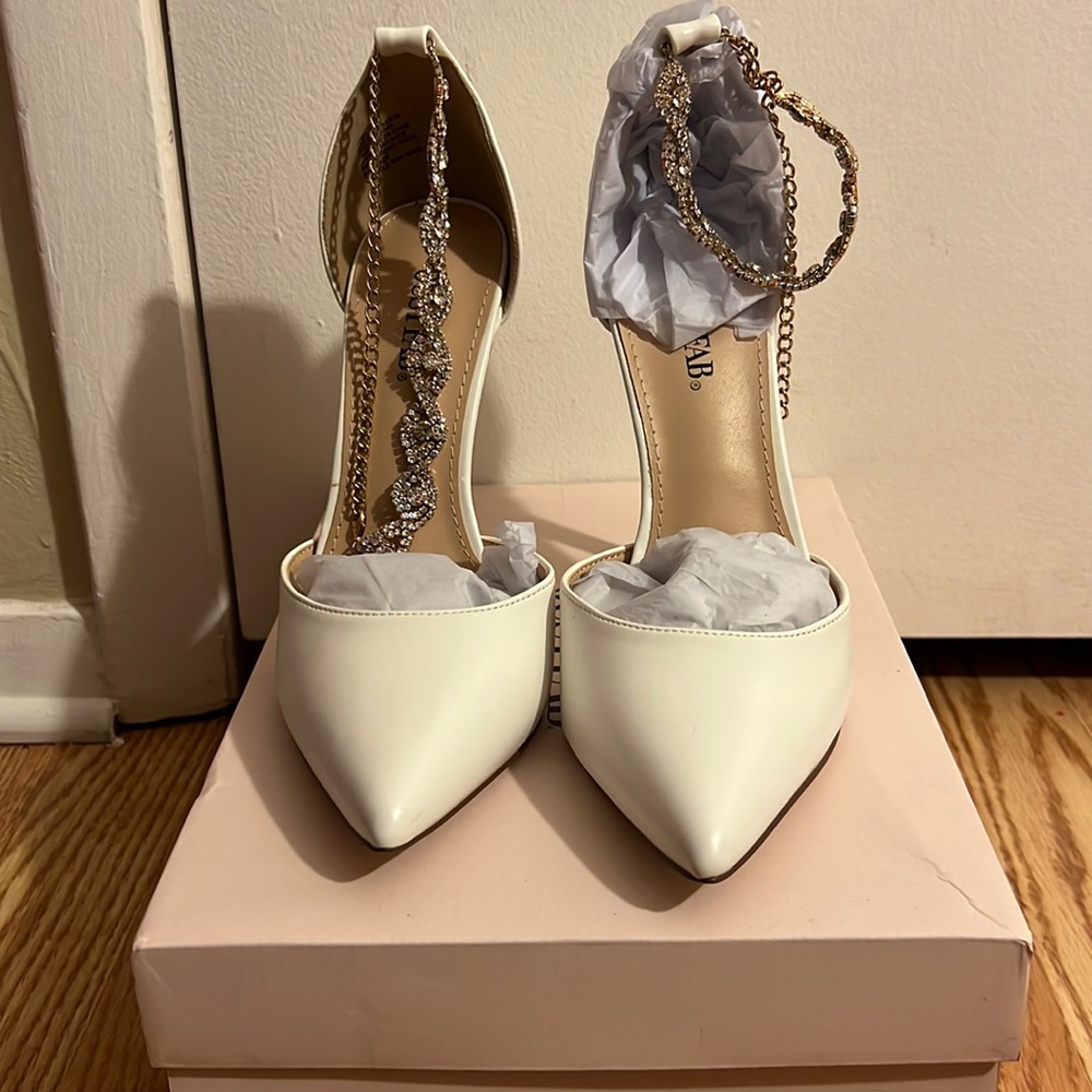 JustFab, White pumps w/ Decorative Strap
